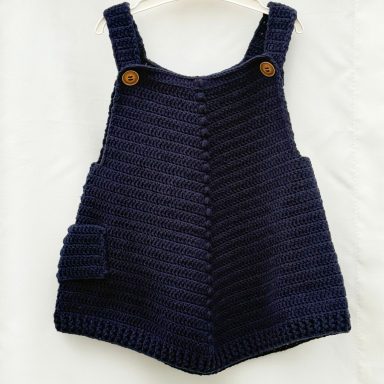 Handgestricktes Trägerkleid in Dunkelblau