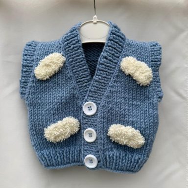 Handgestrickte Babyweste in Hellblau mit Wolken-Details