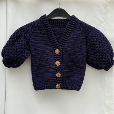 Handgestrickte Strickjacke mit Ballon Ärmeln in Blau