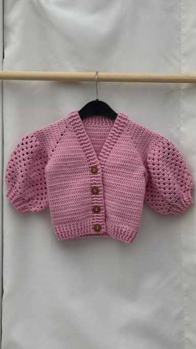 Zarte Strickjacke in Rose mit Ballonärmeln