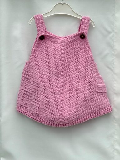 Handgestricktes Trägerkleid in Rose